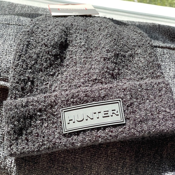 HUNTER Tonal Patch Beanie In Black Unisex - Picture 4 of 10